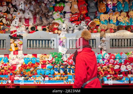 Londra, UK - 25 novembre, 2021 - operatore di gioco di Carnevale al funfair di Natale Hyde Park Winter Wonderland Foto Stock