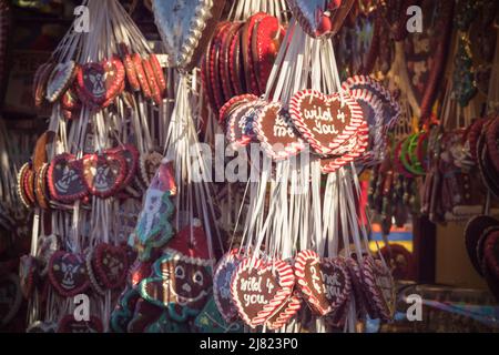 Cuori di pan di zenzero in mostra presso una bancarella di pasticceria del mercato di Natale Hyde Park Winter Wonderland a Londra Foto Stock
