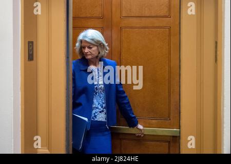 Il senatore degli Stati Uniti Lisa Murkowski (repubblicano dell'Alaska) si iscrive in un ascensore durante un voto al Campidoglio degli Stati Uniti a Washington, DC, mercoledì 11 maggio 2022. Foto di Rod Lammey/CNP/ABACAPRESS.COM Foto Stock