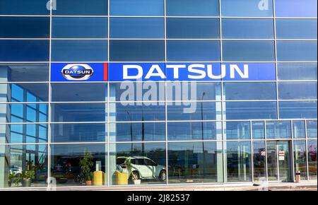 Samara, Russia - 08 maggio 2022: Logo Datsun sulla costruzione della concessionaria auto. Datsun è un marchio automobilistico di proprietà della Nissan Motor Company Foto Stock