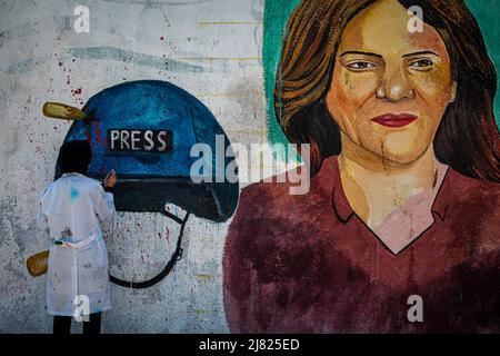 Gaza, Palestina. 12th maggio 2022. Un murale solidale alla partenza del giornalista palestinese Shireen Abu Aqleh, ucciso dalle forze di occupazione israeliane nella città di Jenin, nella città di Gaza, il 12 maggio 2022. Foto di Ramez Habboub/ABACAPRESS.COM Credit: Abaca Press/Alamy Live News Foto Stock
