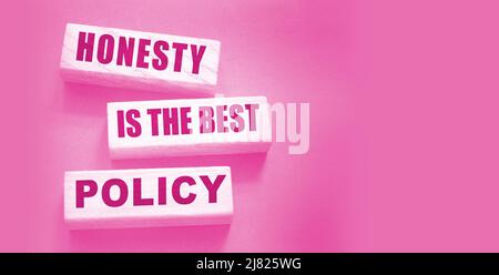 L'onestà è la migliore parola politica scritta in blocchi di legno. Fidato, verità, credenze e accordo business concetto. Foto Stock