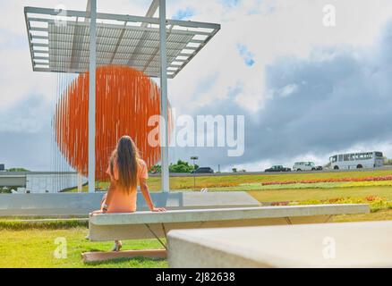 Caracas, Venezuela - 1 maggio 2022. Donna apprezzare l'arte scultura cinetica Esfera Caracas, di Jesus Soto, sulla Francisco Fajardo Highway. Foto Stock