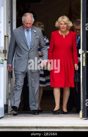 Londra, Regno Unito. 12th maggio 2022. Il Principe di Galles e la Duchessa di Cornovaglia durante la loro visita alla Casa del Canada a Londra, prima del loro prossimo tour. Data immagine: Giovedì 12 maggio 2022. Il credito fotografico dovrebbe essere: Matt Crossick/Alamy Live News Foto Stock