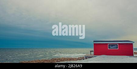 Casa solitaria rossa sul mare nella penisola di kamchatka Foto Stock