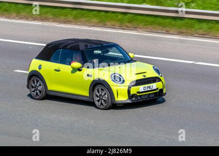 2022 giallo Mini Cooper S Exclusive Auto 178 Steptronic Auto Yellow cabriolet 1998cc benzina; guida sull'autostrada M6, Regno Unito Foto Stock