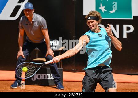 Alexander Zverev (GER) durante il primo round contro Alex De Minaur (AUS) del torneo ATP Master 1000 internazionali BNL D'Italia al Foro Italico il 12 maggio 2022 Foto Stock