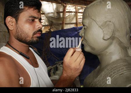 Le mani dell'uomo fanno la statua di argilla. Foto Stock