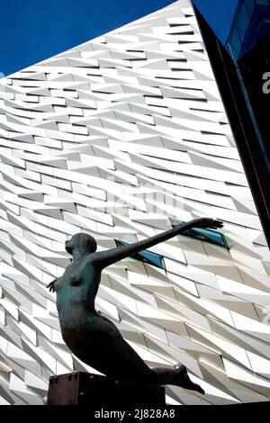 Scultura Titanica fuori dal Titanic Center a Belfast, Irlanda del Nord Foto Stock