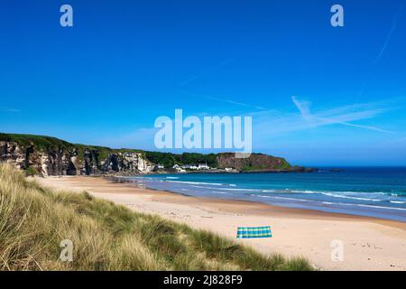 Spiaggia isolata in una splendida giornata di primavera a White Park Bay, County Antrim, Irlanda del Nord Foto Stock