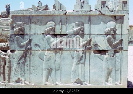 Persepolis, Iran - parete di rilievo che mostra le guardie persiane sulla scala principale della Sala del Consiglio situato nelle rovine dell'antica città di Persepolis, capitale cerimoniale dell'Impero Achaemenide, nella provincia di Fars, in Iran. Immagine di archivio scattata nel 1976 Foto Stock