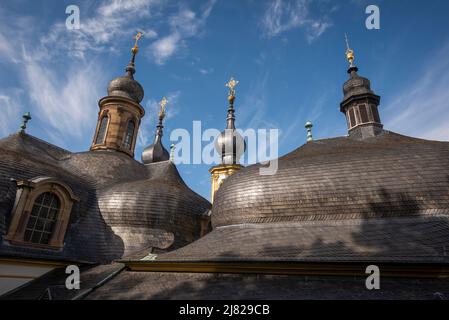 Gruppo di cupole e guglie in cima alla Kappele, o piccola Cappella, sopra la città di Wurzburg, Germania. Foto Stock