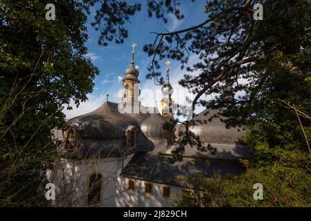 Gruppo di cupole e guglie in cima alla Kappele, o piccola Cappella, sopra la città di Wurzburg, Germania. Foto Stock