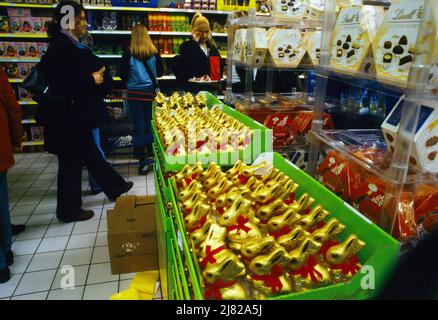 Carrefour Calais Francia Pasqua conigli di cioccolato in supermercato Foto Stock