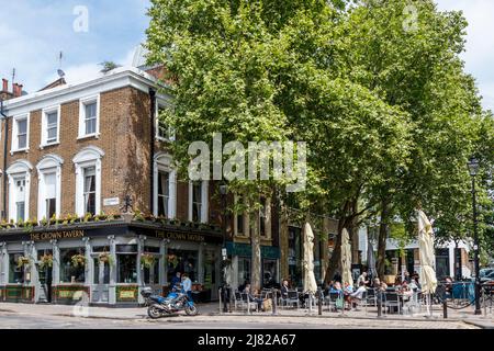 Persone che hanno pranzo fuori a Clerkenwell Green, Londra, Regno Unito Foto Stock