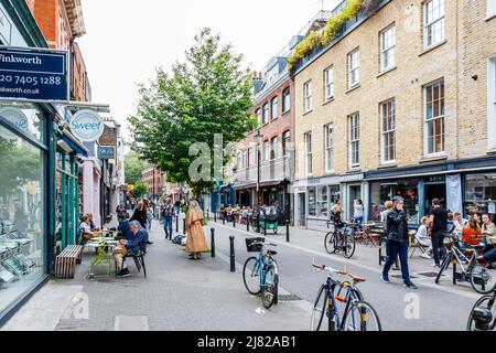 I numerosi punti ristoro, bar, ristoranti e negozi dell'Exmouth Market sono un luogo popolare per il pranzo per i lavoratori di Clerkenwell, Londra, Regno Unito Foto Stock