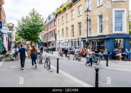 I numerosi punti ristoro, bar, ristoranti e negozi dell'Exmouth Market sono un luogo popolare per il pranzo per i lavoratori di Clerkenwell, Londra, Regno Unito Foto Stock