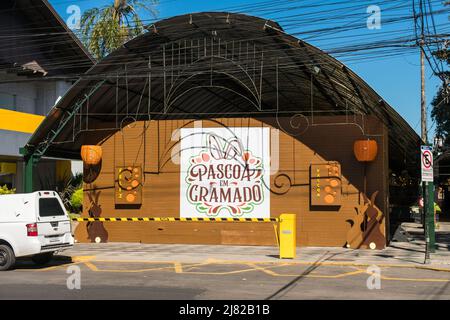 Gramado, Brasile - Circa Aprile 2022: Decorazioni pasquali nella popolare strada coperta (galleria commerciale) di Gramado Foto Stock