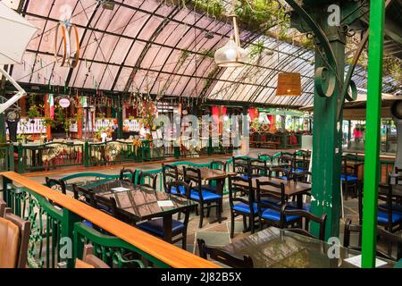 Gramado, Brasile - Circa Aprile 2022: Una vista dei ristoranti all'interno della popolare strada coperta di Gramado Foto Stock