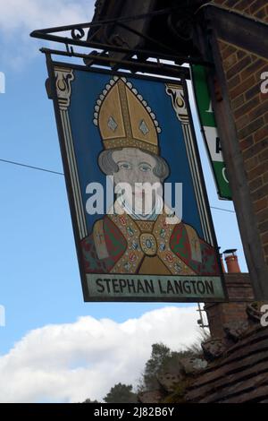 Friday Street Surrey Inghilterra Abinger Common chiuso Stephan Langton Inn Pub Sign - Stephen Langton è stato arcivescovo di Canterbury nel 1206 ed è stato coinvolto Foto Stock