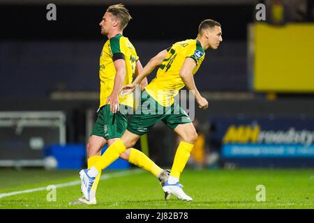 SITTARD, PAESI BASSI - MAGGIO 11: Ben Rienstra di Fortuna Sittard e Samy Baghdadi di Fortuna Sittard durante la partita olandese Eredivie tra Fortuna Sittard e Vitesse allo Stadion di Fortuna Sittard il 11 Maggio 2022 a Sittard, Paesi Bassi (Foto di Joris Verwijst/Orange Pictures) Foto Stock