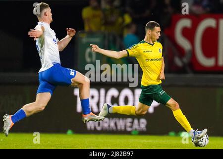 SITTARD, PAESI BASSI - MAGGIO 11: Thomas Buitink di Vitesse batte per la palla con Samy Baghdadi di Fortuna Sittard durante la partita olandese Eredivie tra Fortuna Sittard e Vitesse allo Stadion Fortuna Sittard il 11 Maggio 2022 a Sittard, Paesi Bassi (Foto di Joris Verwijst/Orange Pictures) Foto Stock