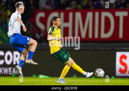 SITTARD, PAESI BASSI - MAGGIO 11: Thomas Buitink di Vitesse batte per la palla con Samy Baghdadi di Fortuna Sittard durante la partita olandese Eredivie tra Fortuna Sittard e Vitesse allo Stadion Fortuna Sittard il 11 Maggio 2022 a Sittard, Paesi Bassi (Foto di Joris Verwijst/Orange Pictures) Foto Stock