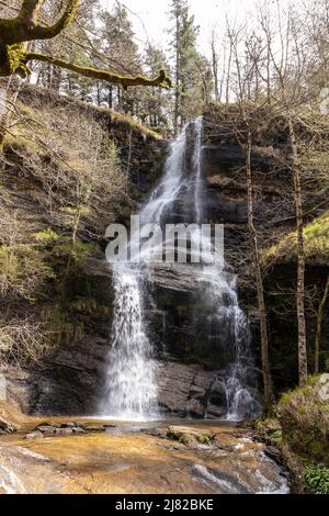 cascata di uguna nel parco naturale di gorbea nei paesi baschi nel nord della spagna Foto Stock