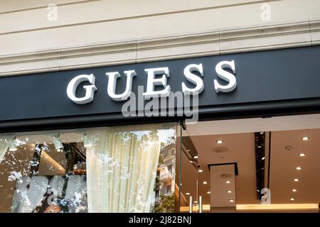 Barcellona, Spagna - 9 maggio 2022: Cartello Guess Store. Guess è un marchio e rivenditore di abbigliamento americano Foto Stock