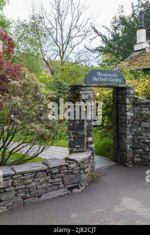 Ingresso ad arco al Wordsworth Daffodil Garden a Grasmere nel Lake District, Inghilterra, Regno Unito Foto Stock