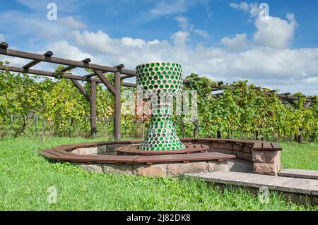 Idilliaco luogo di riposo a Vineyard, regione del vino Palatinato, Renania-Palatinato, Germania Foto Stock