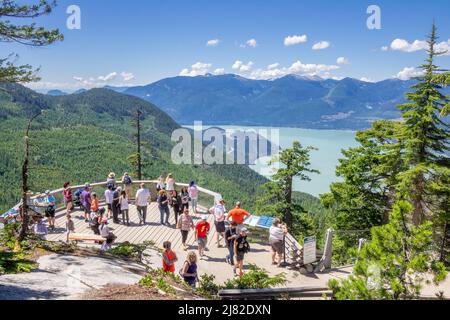 Lo Sky Pilot Suspension Bridge Squamish B.C. un'attrazione sulla Gondola Sea to Sky Ride al Summit i visitatori guardano Howe Sound e Mountains Be Foto Stock