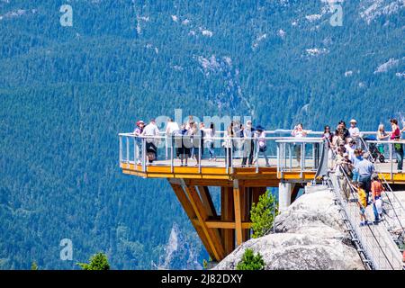 Punto panoramico al ponte sospeso Sky Pilot Squamish B.C. un'attrazione sul mare a Sky Gondola giro alla cima con un punto di osservazione Foto Stock