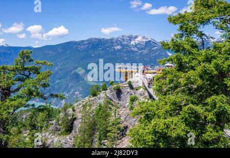 Punto panoramico al ponte sospeso Sky Pilot Squamish B.C. un'attrazione sul mare a Sky Gondola giro alla cima con un punto di osservazione Foto Stock