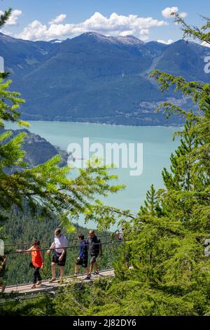 Il ponte sospeso Sky Pilot Squamish B.C. un'attrazione sul mare a Sky Gondola giro alla cima i visitatori camminano sul Bridge Howe Sound in Foto Stock