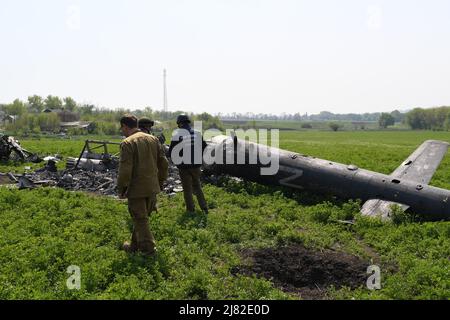Biskvitne, Ucraina. 08th maggio 2022. Il procuratore dei crimini di guerra ispeziona un elicottero russo distrutto abbattuto dagli antiaerei ucraini nel villaggio di Biskvitne. I soldati ucraini liberarono il piccolo villaggio di Biskvitne fuori da Kharkiv, dove le truppe russe si ritirarono di recente dopo intensi combattimenti con le forze ucraine. La Russia ha invaso l'Ucraina il 24 febbraio 2022, scatenando il più grande attacco militare in Europa dalla seconda guerra mondiale Credit: SOPA Images Limited/Alamy Live News Foto Stock
