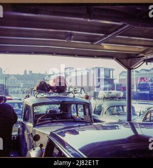 Isola di Wight traghetto auto nel 1966. Questa immagine è stata ripresa dalla diapositiva originale. Foto Stock