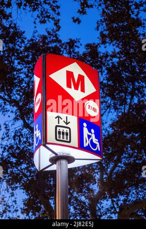 Metropolitana Barcellona illuminata segno di Notte Barcellona Spagna Foto Stock