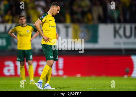 SITTARD, PAESI BASSI - MAGGIO 11: Samy Baghdadi di Fortuna Sittard sembra abbattuto durante la partita olandese Eredivie tra Fortuna Sittard e Vitesse allo Stadion Fortuna Sittard il 11 maggio 2022 a Sittard, Paesi Bassi (Foto di Joris Verwijst/Orange Pictures) Foto Stock