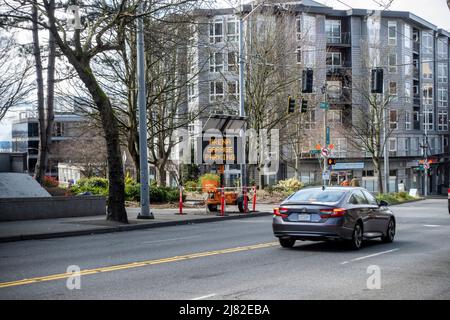 Seattle, WA USA - circa Aprile 2022: Vista ad angolo di un cartello stradale che indica la direzione del parcheggio della Climate Change Arena Foto Stock