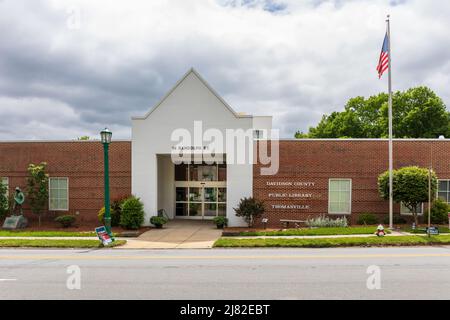 THOMASVILLE, NC, USA-8 MAGGIO 2022: Davidson County Public Library. Ingresso anteriore e cartello. Foto Stock