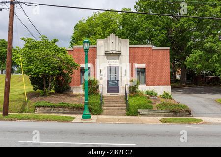 THOMASVILLE, NC, USA-8 MAGGIO 2022: L'edificio della Clinica Smith, ora gli uffici di Paul Rush Mitchell, procuratore legale. Foto Stock