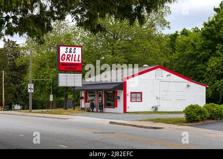 THOMASVILLE, NC, USA-8 MAGGIO 2022: Il colorato S & S Grill. Foto Stock