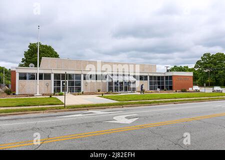 THOMASVILLE, NC, USA-8 MAGGIO 2022: Ufficio postale di Thomasville. Due persone uscendo dall'edificio. Foto Stock