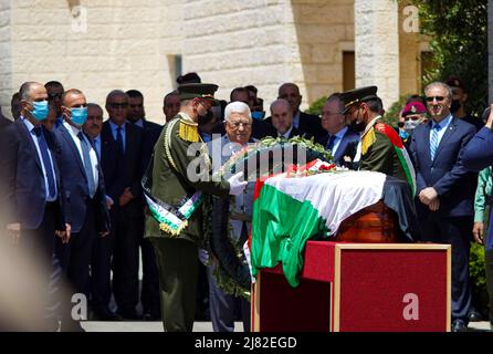 Ramallah, Cisgiordania, Palestina. 12th maggio 2022. Ramallah, Cisgiordania, Palestina. 12 maggio 2022. Il presidente palestinese Mahmud Abbas saluta il giornalista palestinese-americano al-Jazeera Shireen Abu Aqleh, durante i suoi funerali di stato presso il complesso presidenziale. Abbas ha partecipato al servizio commemorativo insieme a alti funzionari palestinesi e migliaia di palestinesi. Shireen Abu Aqleh è stato ucciso da un incendio israeliano durante un raid israeliano a Jenin il mercoledì (Credit Image: © Eyad Jadallah/IMAGESLIVE via ZUMA Press Wire) Foto Stock