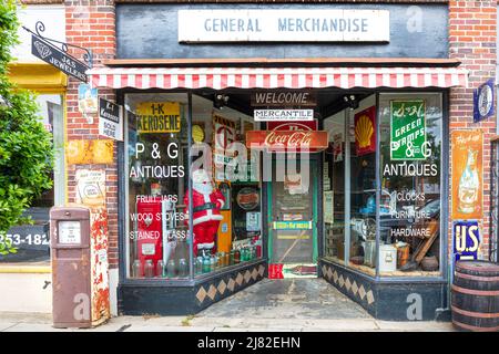 THOMASVILLE, NC, USA-8 MAGGIO 2022: Immagine di chiusura del negozio di merchandise generale d'epoca. Finestre piene di oggetti iconici. Facciata colorata e usurata. Foto Stock