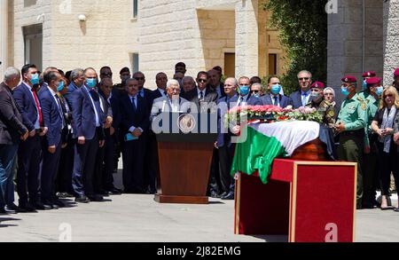 Ramallah, Cisgiordania, Palestina. 12th maggio 2022. Ramallah, Cisgiordania, Palestina. 12 maggio 2022. Il presidente palestinese Mahmud Abbas saluta il giornalista palestinese-americano al-Jazeera Shireen Abu Aqleh, durante i suoi funerali di stato presso il complesso presidenziale. Abbas ha partecipato al servizio commemorativo insieme a alti funzionari palestinesi e migliaia di palestinesi. Shireen Abu Aqleh è stato ucciso da un incendio israeliano durante un raid israeliano a Jenin il mercoledì (Credit Image: © Eyad Jadallah/IMAGESLIVE via ZUMA Press Wire) Foto Stock