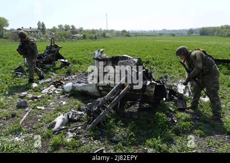 Biskvitne, Ucraina. 08th maggio 2022. I soldati ucraini ispezionano un elicottero russo distrutto abbattuto dagli antiaerei ucraini nel villaggio di Biskvitne. I soldati ucraini liberarono il piccolo villaggio di Biskvitne fuori da Kharkiv, dove le truppe russe si ritirarono di recente dopo intensi combattimenti con le forze ucraine. La Russia ha invaso l'Ucraina il 24 febbraio 2022, scatenando il più grande attacco militare in Europa dalla seconda guerra mondiale (Foto di Salvatore cavalli/SOPA Images/Sipa USA) Credit: Sipa USA/Alamy Live News Foto Stock