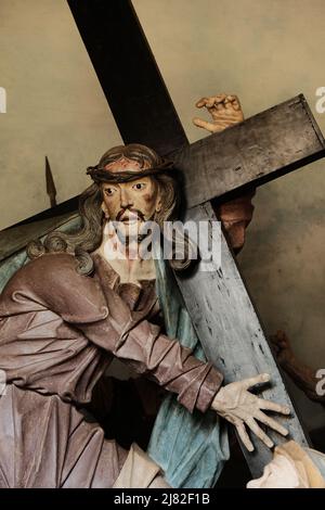 Cristo che porta la Croce, scultura di Antônio Francisco Lisboa 'Alejadinho', 'il piccolo Cripple', al Santuario di Bom Jesus de Matosinhos Foto Stock