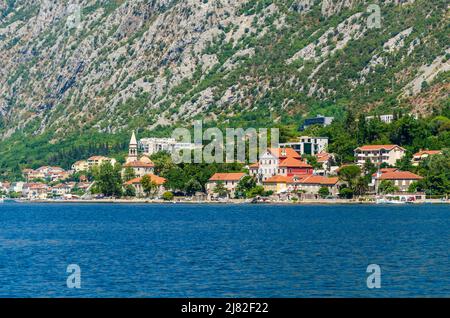 Piccola cittadina mediterranea di Dobrota, nella baia di Kotor sparata dal mare Foto Stock